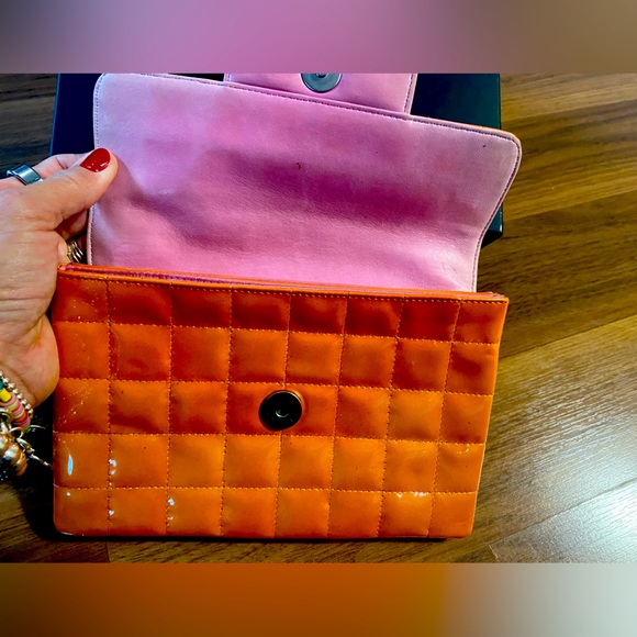 Chanel vintage unique patent leather clutch w/chain, pink and orange - Picture 12 of 15
